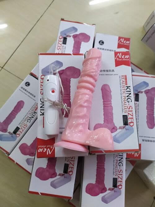 Dương vật giả King Size rung thụt ngoáy từ nhẹ đến mạnh, có đế gắn tường để thủ dâm nhiều tư thế khác nhau, cấu tạo từ silicon mềm mại, hoạt động bằng 2 pin