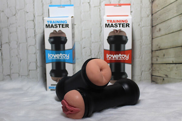 Âm đạo hậu môn giả 2 đầu Training Master với phần tay cầm tiện lợi, dễ dàng cho bạn thay đổi tư thế khi thủ dâm giải tỏa sinh lí