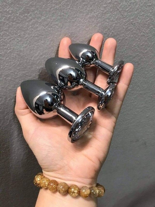 Phích cắm hậu môn bằng Inox Lovetoy Anal Butt Plug có 2 kích cỡ khác nhau giúp đôi bạn thay đổi nhiều nhịp độ yêu khác nhau
