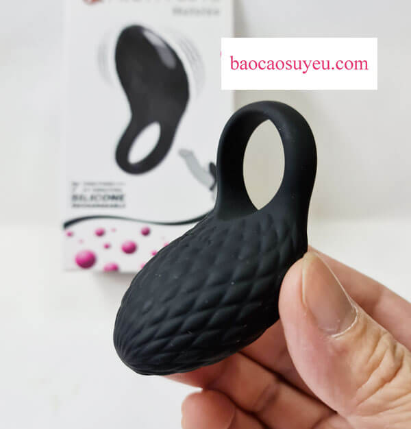Vòng đeo dương vật Heloise được thiết kế đeo vào gốc cậu nhỏ Vòng đeo dương vật Heloise được thiết kế đeo vào gốc cậu nhỏ